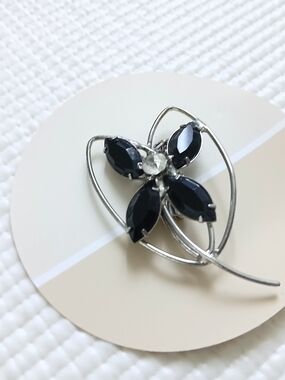 Vintage black jet/ rhinestone silver tone flower Brooch, 2 1/4", mint, rare